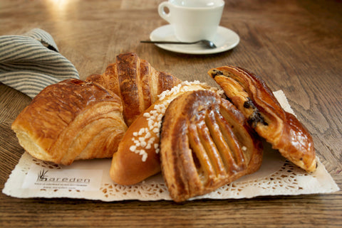 Assortiment Viennoiseries et Boisson Chaude